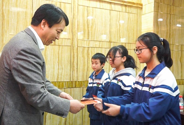 中國華融黨委副書記、監(jiān)事長胡建忠一行赴四川宣漢縣調(diào)研督導扶貧工作